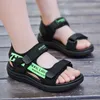 Buty sportowe sandały na świeżym powietrzu 2022 Koreańska moda dla chłopców spersonalizowana oddychająca oddychająca gimnazjum dziewcząt na plażę dziewcząt
