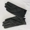 2023 Женские кожаные перчатки Дизайнерская овчина мех интегрированные велосипедные теплые перчатки кончика пальца