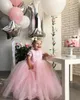 2023結婚式のためのピンクの花の女の子のドレス宝石首のイリュージョンキャップスリーブレースアップリケクリスタルビーズ誕生日の子供の女の子のページェントガウン