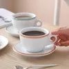 Set da tè per caffè Cappuccino vecchio stile con tazza semplice Cappuccino vecchio stile con vassoio Cafe