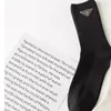 Mulheres triângulo de letra meias de algodão preto de malha