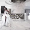 Lujo Sexy Árabe Una línea Vestidos de novia Vestido de novia Un hombro Apliques de encaje Cristal plateado Con cuentas Lateral Dividir Vestidos de novia Tren de la catedral Sobrefaldas