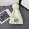 豪華なデザイナーの帽子メンズ冬の手紙ニッツビーニーウールの帽子の女性厚い厚い温かいぬいぐるみ12色クリスマスギフトのための12色