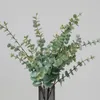 装飾的な花プラスチック人工植物ユーカリを去る緑の枝の枝のブーケの花束