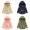 Kinderen Tench Coats Designer Design Girls Button Windscheper Jumper Baby Winter Kleding Kap Lagen Kind Casual Classic Solid Jackets Warm Fashion Outswear BC213