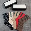 デザイナーメンズレディースソックスファイブペアラックススポーツ冬のメッシュレター印刷された靴下刺繍コットンマン