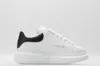 Designers överdimensionerade sneaker casual skor män kvinnor läder snörning mc drottning sneakers lyxiga vita svart sammet mocka tränare jogga promenad alexander mc queens