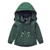 Kinderen Tench Coats Designer Design Girls Button Windscheper Jumper Baby Winter Kleding Kap Lagen Kind Casual Classic Solid Jackets Warm Fashion Outswear BC213