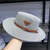 2022 French Wide Brim Leather Belt Outdoor Beach Straw Hat Kvinnlig h￶st och sommar m￥ngsidig brittisk k￤ndis jazzhatt tidvattenkort