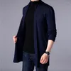 Suéteres masculinos 2023 Spring Moda de moda masculina Com comprimento médio de cor sólida casual e confortável juventude slim fit Knitt Cardigan