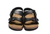 Sandaler läder inslagna huvudpullkork rester platt sula designer glider tofflor älskare skjutreglage lyxiga mens kvinnor loafer sandaler clogs 36-46