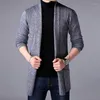 Suéteres masculinos 2023 Spring Moda de moda masculina Com comprimento médio de cor sólida casual e confortável juventude slim fit Knitt Cardigan