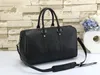 2023 Luxusmode Duffel Taschen Männer Frauen Hochwertige Prägung Reise Duffle Taschen Rucksack Designer Gepäck Handtaschen Große Kapazität Sporttasche Größe 43 cm