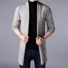 Suéteres masculinos 2023 Spring Moda de moda masculina Com comprimento médio de cor sólida casual e confortável juventude slim fit Knitt Cardigan