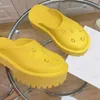 Varumärkesdesigner kvinnors plattform perforerade g sandal tofflor gjorda av transparent material fashionabla sexiga härliga soliga strand män skor med box eu35-45 331