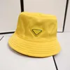 2023 Bayan Kova Şapka Tasarımcı Erkek Üçgen Rozeti Beanie Geniş Kötü Şapkalar Beyzbol Kapağı Prads Hats Casquettes Kadın Erkekler Açık Mekan Moda Kapakları
