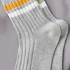 Erkek Çoraplar Namlu kalın iğnelerinde saf iki namlulu dikey şeritler iki çubuk moda yığılır
