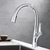 Keukenkranen Sink Chrome/Zwart uit Tik uit een enkel gat Handgreep Swivel 360 graden en koudwatermixer