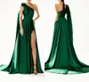 Smaragdgrüne sexy Ballkleider lang für Frauen, einschulterlang, offener Rücken, hoher seitlicher Schlitz, bodenlang, Abendparty-Kleider, Kleid für besondere Anlässe, nach Maß