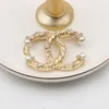 Famoso diseño de broche Oro Plata Letras Luxurys Desinger Mujeres Rhinestone Perla Carta Broches Traje Pin Joyería de moda Ropa Decoración Accesorios Regalos
