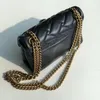 Kurt Geiger London Real Sheepskin Leather 5a Chains Cross Body Bag liten klaffhandv￤ska 20 cm svart gyllene/silverkedja Messenger -v￤skor