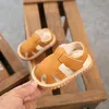 Первые ходьбы мальчики девочки летние скрипучие сандалии с закрытыми ногами против скольжения резиновая подошва младенца для малышей обувь мягкая рожденная ребенок