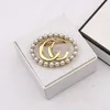 Diseñador de la marca de lujo Carta Pins Broches Famosas Mujeres Oro Plata Crysatl Perla Rhinestone Cabo Hebilla Broche Traje Pin Wedding Party Jewerlry Accesorios Regalos