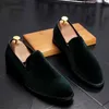 Ny gentleman sammet spetsiga t￥ platta casual skor svart gr￶n r￶d br￶llopskl￤nning brudgummen k￶r loafers mocassins hemkomst