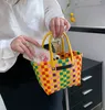 Cestino di verdure intrecciato superiore Nuovo Grande capacità Personalità colorata Borsa intrecciata per cesto di verdure portatile da donna online Spiaggia portatile rossa