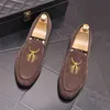 2023 New Mens Mens Trendy Ponto de camurça Bordado Sapatos de casa Vestido Itália Supotos de festa de casamento Zapatos Hombre Vestir