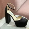 Famoso marchio di sandali in raso Designer Fibbia triangolare decorazione tacchi grossi scarpe da donna tacco alto Suola in cuoio Tacco con plateau Sandalo ROMANO 35-42