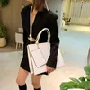 Design sac ￠ main designer sac ￩paule femme sac fourre-tout en cuir messager grande capacit￩ en relief shopper sacs dames bookbags 220907