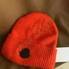 Cappello lavorato a maglia dal design classico Berretto invernale Cappello di lana dal design alla moda per uomo e donna Cappelli con teschio caldo unisex Logo nero