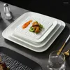 Plattor fyrkantiga keramiska middagsplatta v￤sterl￤ndska biffpasta matr￤tt som serverar fruktsallad sk￥l sushi tary