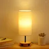 Lampy stołowe 1PC Nodic Prosty ciepłe lampa biurka domowy sypialnia nocna nocna noc czytania bez żarówki