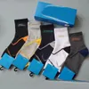 Męskie skarpetki klasyczne litera w paski Sport Sport Casual Womens Short Socks Bawełna dla mężczyzn i kobiet losowy kolor