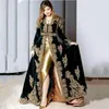 Luxe groene fluwelen avondjurk Dubai 2023 Lange mouw Gold Lace Prom jurken Morrocan Kaftan Muslim Party V Nek Arabische Caftan Abaya Formele kleding Appliques