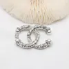 Célèbre Broche Conception Or Argent Lettres Luxurys Desinger Femmes Strass Perle Lettre Broches Costume Pin Mode Bijoux Vêtements Décoration Accessoires Cadeaux