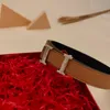 أحزمة مصممة للسيدات والرجال حزام جلد طبيعي كلاسيكي للأزواج أحزمة ذهبية بحرف الماس مشبك حزام Cintura 2212161QS
