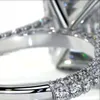 Fedi nuziali in argento sterling 925 con fidanzamento di design con diamanti taglio smeraldo alla moda per gioielli da regalo all'ingrosso con dito blu da donna
