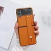 Diseñador de fundas de teléfono para Samsung Galaxy Z Flip 1 2 4 3 ZFlip4 Funda de cuero de moda para mujer Pulsera de cadena de lujo