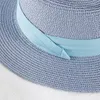 Chapeaux à bord large et anneau de mode d'été Hat de paille pour femmes plage plate plage couleur unie de vacances de vacances en gros
