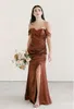 Enkla sjöjungfru brudtärna klänningar plus storlek av axel veck draperad sida delad golvlängd piga av hedersklänningar bröllop gästklänning skräddarsydd
