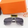 Stilvolle Buchstaben-Klee-Briefmarken-Sonnenbrille aus Metall, rahmenlose Brille für Herren und Damen, Straßensonnenbrille mit Box