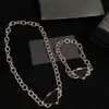 Luxurys Designer Necklace Armband Classic Letters Utsökt utförande av high-end modepersonlighet Trend Men's Presentlåda