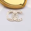 Uxury kadın tasarımcı marka mektubu broşlar 18k altın kaplama kristal rhinestone mücevher broş cazibesi inci pim klasikleri evlenmek düğün partisi hediye aksesuar