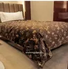 Le designer de camélia noir et blanc lance des couvertures canapé-lit en avion de voyage serviette de serviette cadeau 012