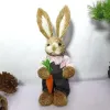 Simpatico coniglietto di paglia artificiale in piedi coniglio con carota decorazione del giardino di casa forniture per feste a tema pasquale novità