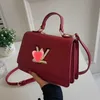 Wholesale Fashion Luxury Women's Leather Bag with New Vintage V-buckle Bolsas Adjustable Luxury Designer Handbag