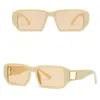 トレンディなメタルレターサングラスメンズスポーツサンガラス女性旅行サングラススクエアフレームサングラス付きサングラス